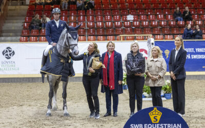 Chou Blue 1480 vinner SWB Stallion Trophy för 5-åriga hästar presented by Jacson