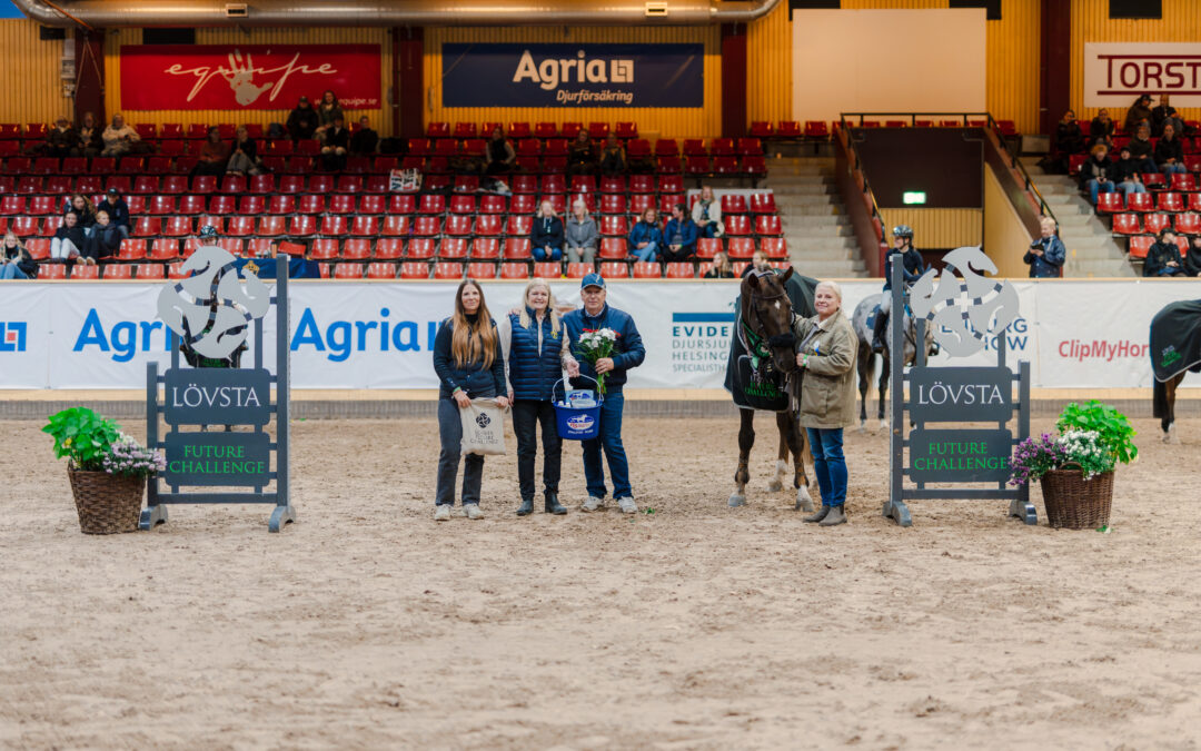 Kathmandu ES Z 1471 vinner SWB Stallion Trophy för 6-åriga hopphästar by RS Mustang